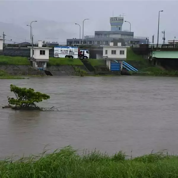 続く大雨、筑豊地区で崖崩れや冠水相次ぐ　避難女性「川の氾濫不安」