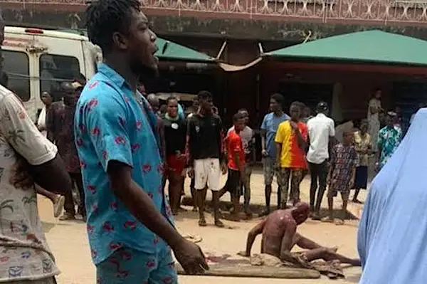 Bereaved father almost lynched to death for carrying his child’s corpse