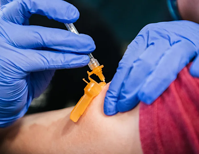 EE.UU comienza a vacunar a menores migrantes no acompañados