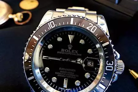 남성의 명품 시계의 매력.  기계식과 쿼츠 식은 어느 쪽을 선택할 것이다?