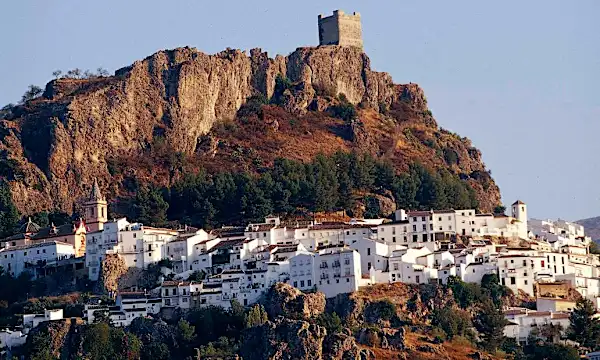 Zahara de la Sierra, la ciudad fortaleza de la colina que se separó del mundo y el coronavirus