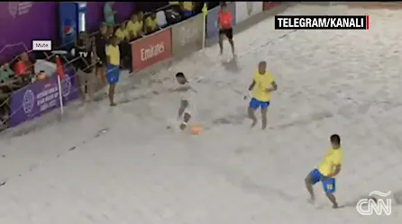 Golazo en fútbol playa termina con polémica celebración | Video