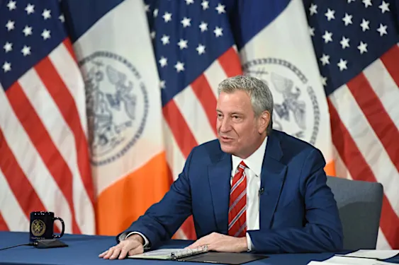 Ο χαρακτήρας του «απολύσεις» του De Blasio: Προειδοποιεί για περικοπές θέσεων εργασίας, αλλά αντίθετα δίνει στα συνδικάτα
