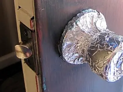 [Fotos] Si estás solo en casa, cubre los pomos de las puertas con aluminio