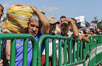 Thousands of Venezuelans pack border with Colombia