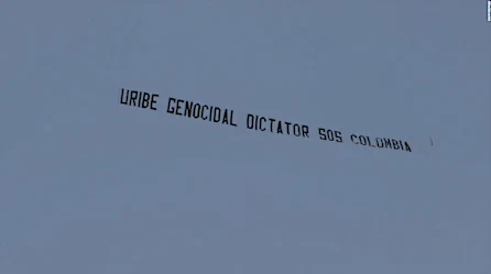 El colombiano que creó la pancarta de "Uribe genocida dictador"