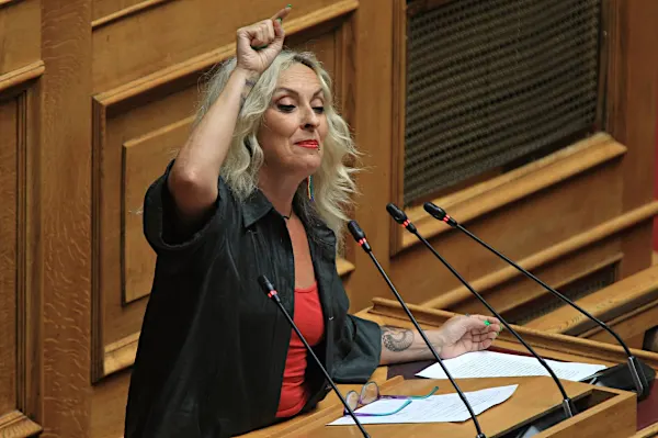 Άφωνοι στη Βουλή: Η Τζώρτζια τραγούδησε από το βήμα Βιτάλη- Χειροκροτήθηκε - Δείτε το βίντεο