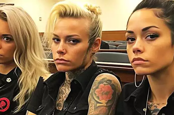 Οι φίλες των Hells Angels πρέπει να το κάνουν αυτό κάθε φορά που οι άντρες επιστρέφουν από ένα μακρύ ταξίδι Οι φίλες των Hells Angels πρέπει να το κάνουν αυτό κάθε φορά που οι άντρες επιστρέφουν από ένα μακρύ ταξίδι