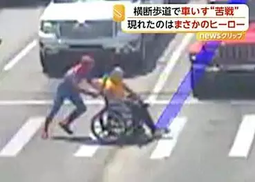 「まさにスーパーヒーロー！」交差点に現れた“スパイダーマン”　車椅子の男性を助ける姿に称賛の声　アメリカ