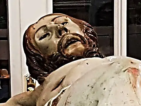 [Fotografie] Artista ripara una statua di Gesù e si rende conto che c’è qualcosa al suo interno