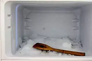 Pulire frigo e freezer: 10 trucchi per risparmiare tempo e fatica