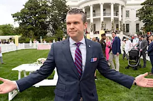 川普被要求解僱皮特·赫格塞斯，原因是有關第二次戰爭計劃群聊的報導