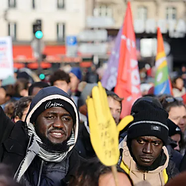 Διαμαρτυρία στο Παρίσι κατά του μεταναστευτικού νόμου καθώς συνεχίζεται η κοινοβουλευτική συζήτηση