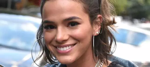 Vestidinho curto + tênis chunky: combinação usada por Marquezine está bombando