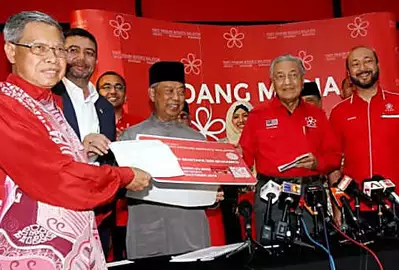 40 Οι βουλευτές της Umno μπορούν να συμμετάσχουν στο κόμμα του Mahathir », καθώς ο Barisan Nasional αλλάζει το όνομά του