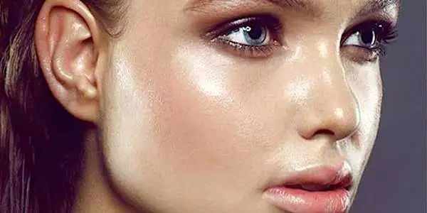 Mulher choca médicos removendo rugas com esse truque