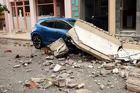 Κατέρρευσε τμήμα μπαλκονιού στο κέντρο της Θεσσαλονίκης - Κομμάτια από μπετό έπεσαν σε αυτοκίνητο