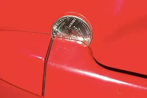 [Φωτογραφίες] Αν δείτε ένα νόμισμα στη λαβή της πόρτας του αυτοκινήτου σας, φύγετε