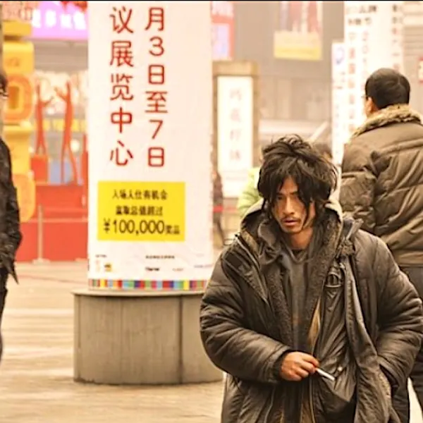 ホームレスの男が本当の身分を明かした時、その場に衝撃が走った