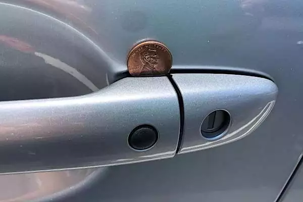 [Photos] If You See A Coin In Your Car Door Handle, Walk Away