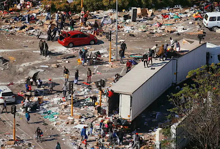 Η Νότια Αφρική καλεί τα αποθέματα του στρατού καθώς οι λεηλασίες και οι αναταραχές συνεχίζονται