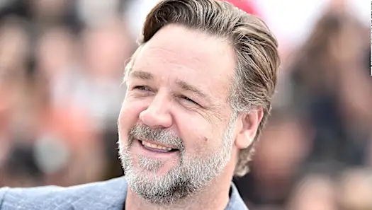 Russell Crowe se emborrachó y compró una cabeza de dinosaurio de Leonardo DiCaprio