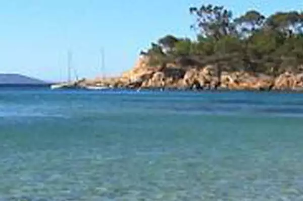 Cette plage française surnommée "La Perle" offre l'une des plus belles vues sur les îles d'Or