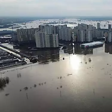 «Το νερό έρχεται»: Ρώσοι φεύγουν από πλημμυρισμένα σπίτια