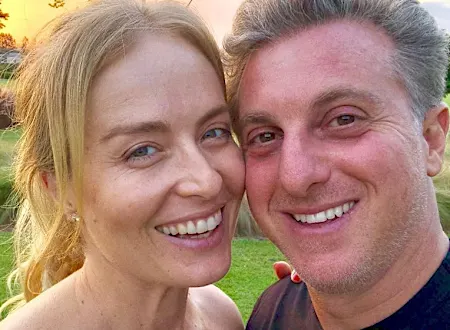 Luciano Huck flagra Angélica de biquíni e posta momento fofo do casal