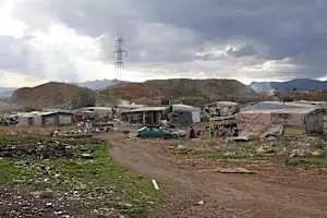 ΠΕΦΤΟΥΜΕ ΑΠΟ ΤΑ… ΣΥΝΝΕΦΑ! Γ@ΦΤΟΙ «γάζωσαν» σπίτια μετά από συμπλοκή στη Νέα Ζωή