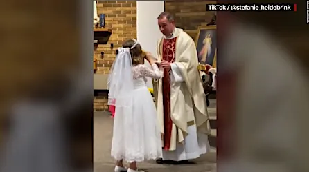 Mira la reacción de un sacerdote cuando una niña de 7 años bebe vino de primera comunión
