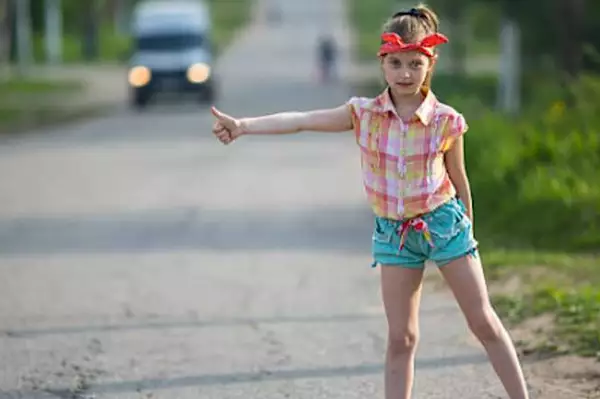 [Story] Man Helps Hitchhiking Girl To Get Home. The Next Day, He Turns Pale After Seeing This On News