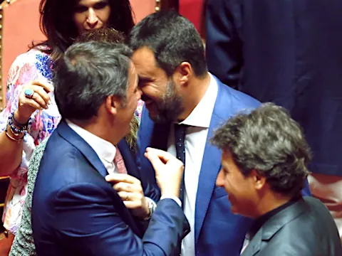 Renzi saluta il 'compagno Salvini', incrocio al Senato