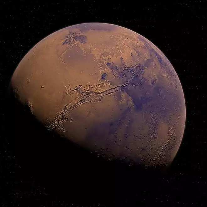 Sur Mars, un champ de dunes spectaculaire et un drôle de cratère