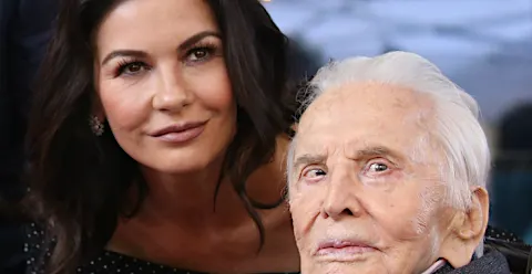 Catherine Zeta-Jones così legata a Kirk Douglas: la dedica per i 102 anni